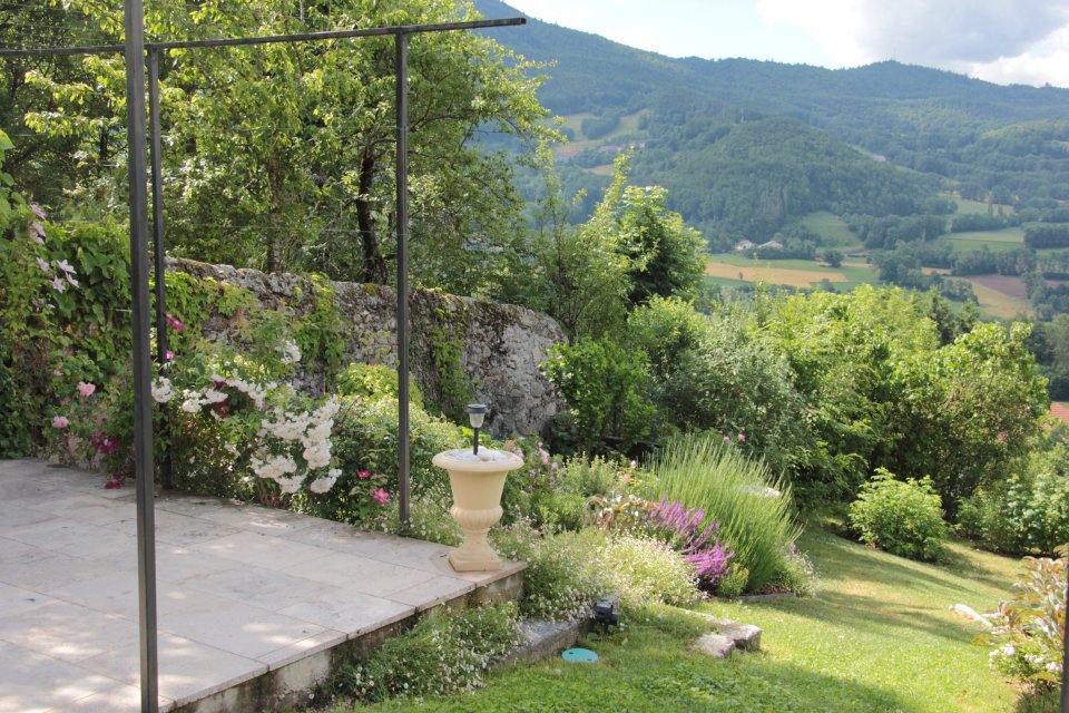 Aménagement d'un jardin de montagne romantique dans les Hautes Alpes
