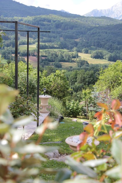 Aménagement d'un jardin de montagne romantique dans les Hautes Alpes