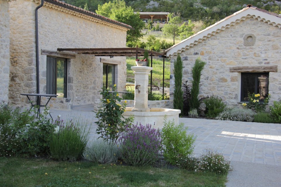 Jardin naturel de gite en haute provence, près de Sisteron