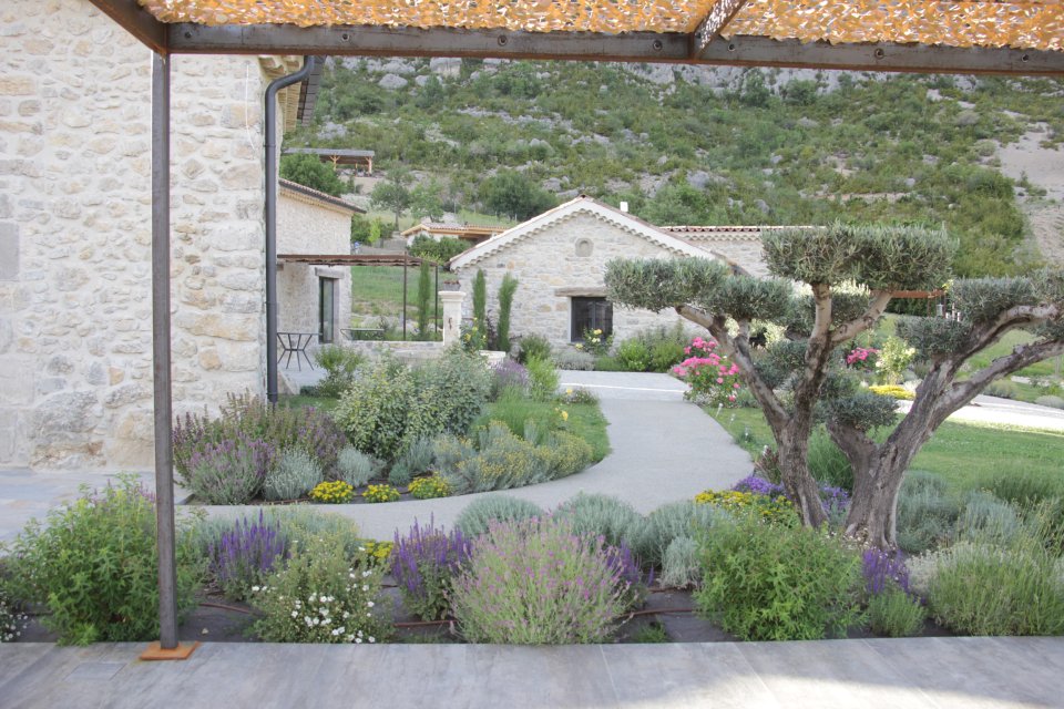 Jardin naturel de gite en haute provence, près de Sisteron