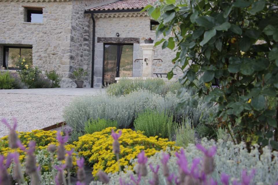Jardin naturel de gite en haute provence, près de Sisteron et Gap