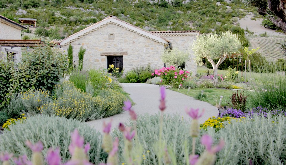 Un jardin fleuri dans la vallée du Jabron