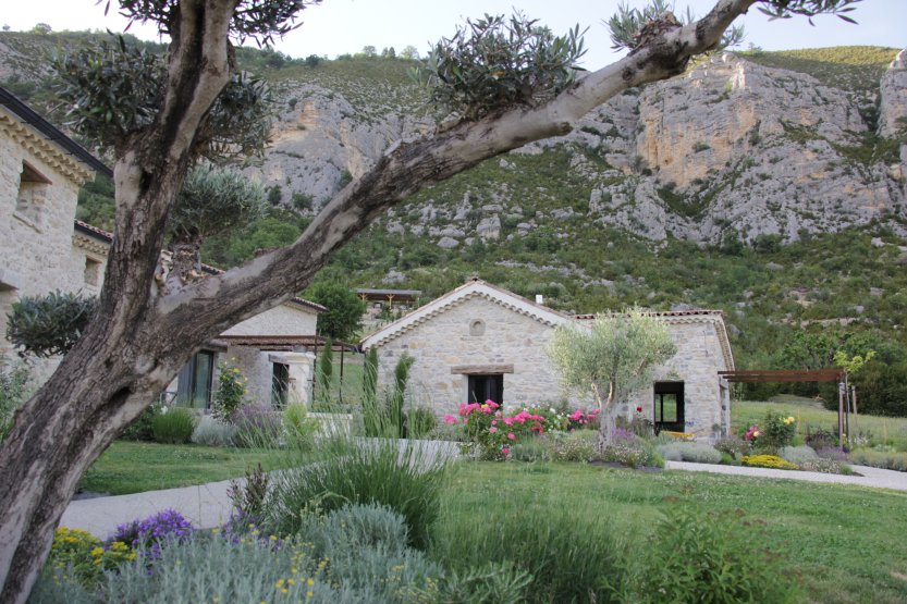 Jardin d'un gite en montagne dans les Alpes de Haute Provence