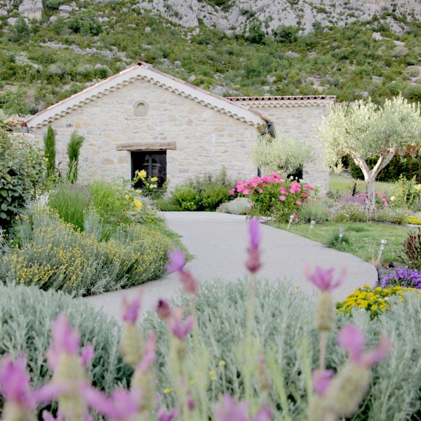 Un jardin fleuri dans la vallée du Jabron